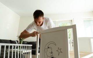 fixer une tête de lit facilement et solidement