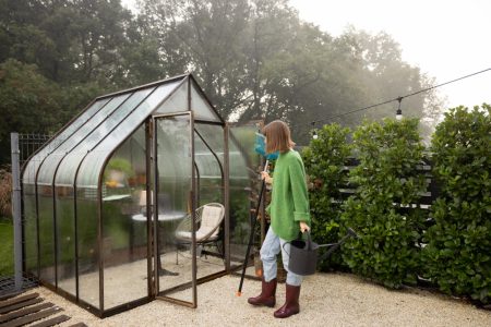 construire une serre de jardin pas chère